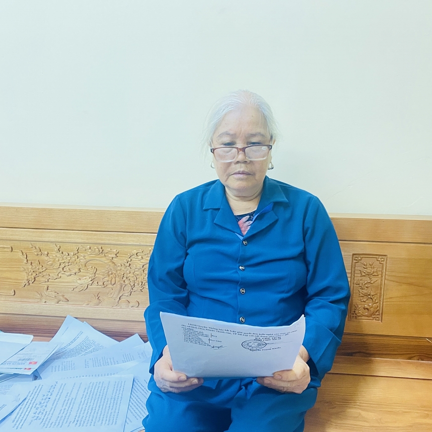 Bà Nguyễn Thị Sâm trình bày với phóng viên. Bà Nguyễn Thị Sâm trình bày với phóng viên.