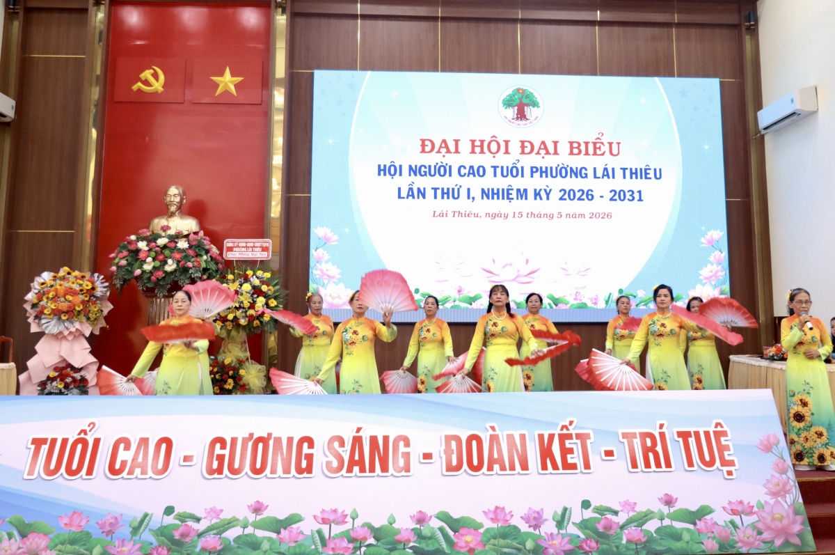 undefined Các tiết mục văn nghệ chào mừng Đại hội do Người cao tuổi phường Lái Thiêu biểu diễn.
