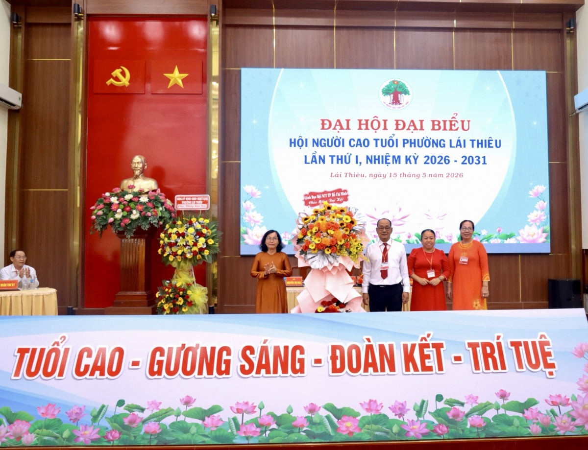 undefined Lãnh đạo Hội Người cao tuổi TP.Hồ Chí Minh tặng hoa chúc mừng ĐHĐB Hội Người cao tuổi phường Lái Thiêu lần thứ I.