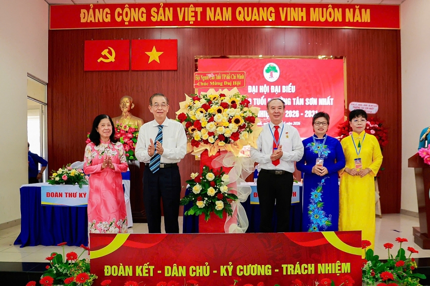 Thứ 2 từ trái ông Huỳnh Thành Lập tặng hoa chúc mừng ông Lê Khả Thu, bà Vũ Thị Tuyết, và bà Vũ Thị Kim Khánh (bìa phải) Thứ 2 từ trái ông Huỳnh Thành Lập tặng hoa chúc mừng ông Lê Khả Thu, bà Vũ Thị Tuyết, và bà Vũ Thị Kim Khánh (bìa phải)