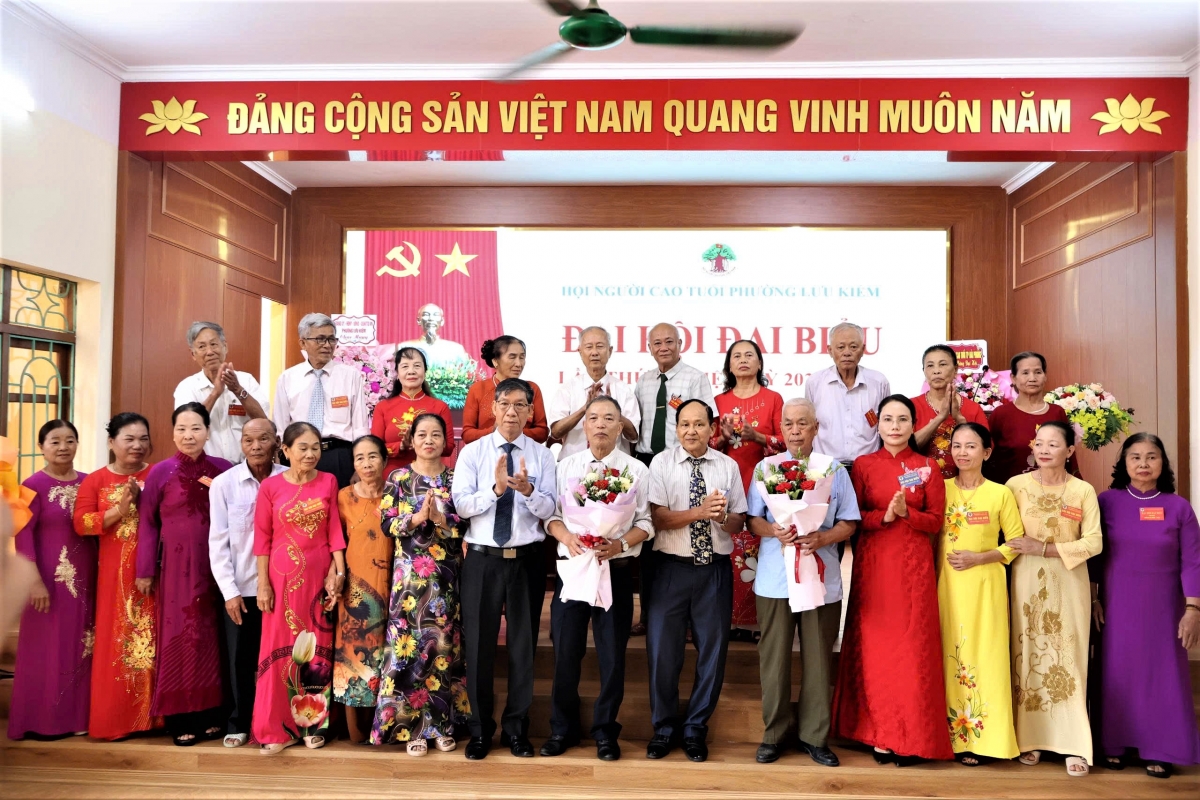 Lãnh đạo Hội NCT TP Hải Phòng và lãnh đạo phường tặng hoa chúc mừng Ban Chấp hành Hội NCT phường Lãnh đạo Hội NCT TP Hải Phòng và lãnh đạo phường tặng hoa chúc mừng Ban Chấp hành Hội NCT phường