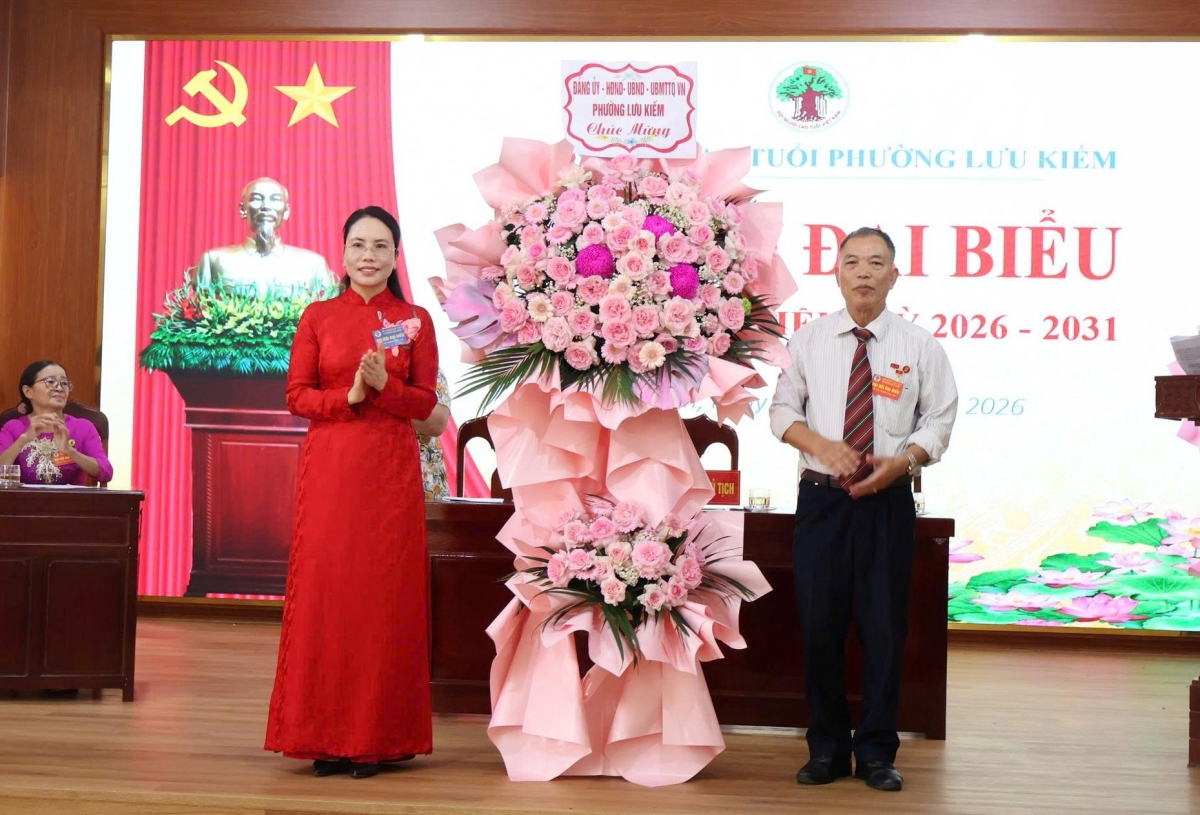 Lãnh đạo phường Lưu Kiếm tặng hoa chúc mừng Đại hội Lãnh đạo phường Lưu Kiếm tặng hoa chúc mừng Đại hội