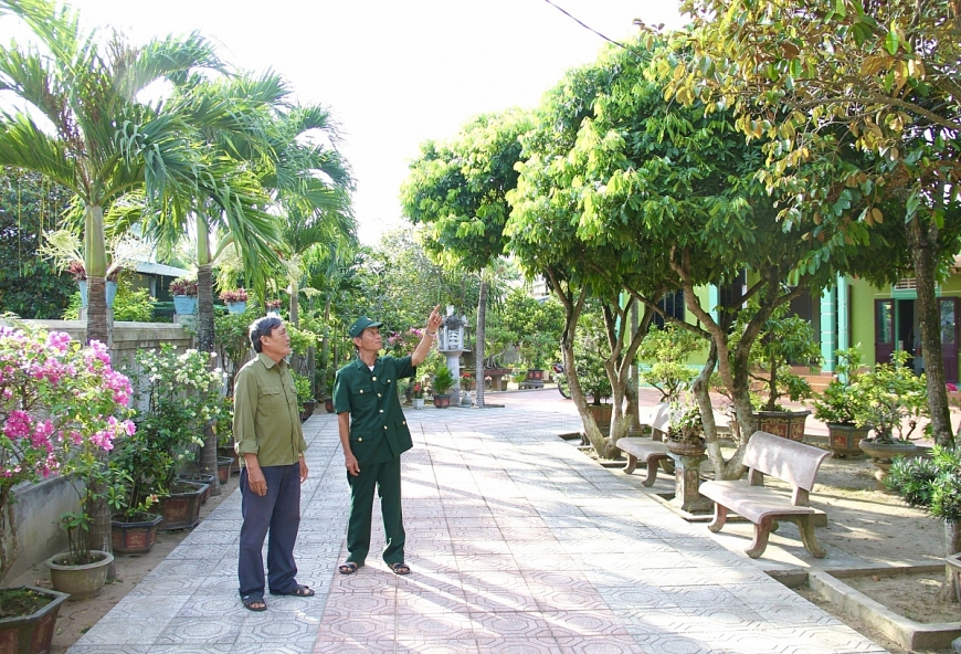 Ông Sính (bên phải) luôn sẵn lòng hướng dẫn, chia sẻ kinh nghiệm trồng các loại cây cho người dân cũng như hội viên CCB. Ông Sính (bên phải) luôn sẵn lòng hướng dẫn, chia sẻ kinh nghiệm trồng các loại cây cho người dân cũng như hội viên CCB.