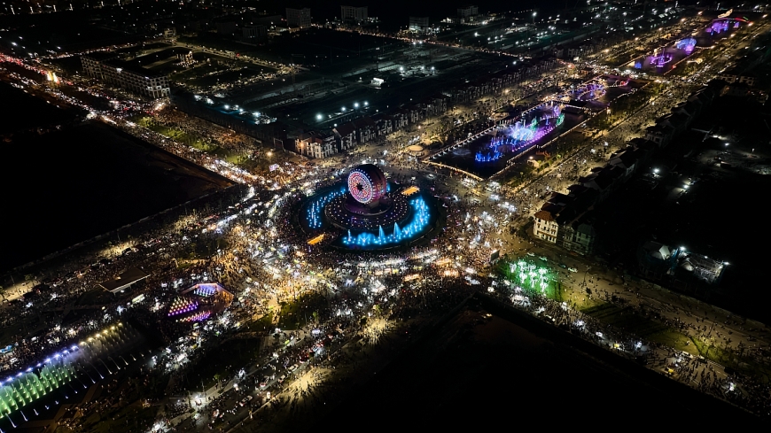 Show nhạc nước dài bậc nhất Việt Nam diễn ra mỗi tối tại Sun Urban City. Show nhạc nước dài bậc nhất Việt Nam diễn ra mỗi tối tại Sun Urban City.