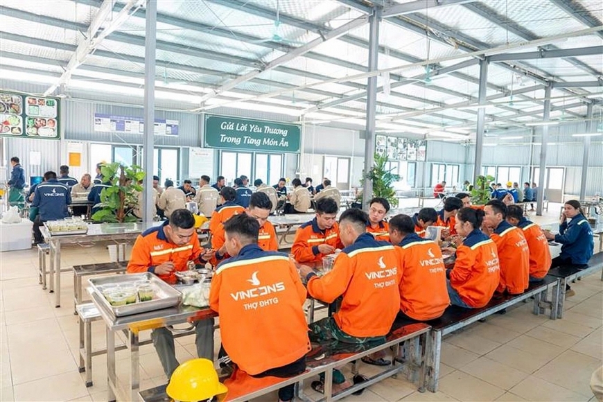 Với việc tuyển dụng quy mô lớn 20.000 lao động giai đoạn 1 tại khu vực Nam Hà Nội, Vingroup hướng tới hỗ trợ người dân có đất bị thu hồi, tạo sinh kế bền vững và nâng cao chất lượng cuộc sống thông qua mức thu nhập và phúc lợi vượt trội so với thị trường Với việc tuyển dụng quy mô lớn 20.000 lao động giai đoạn 1 tại khu vực Nam Hà Nội, Vingroup hướng tới hỗ trợ người dân có đất bị thu hồi, tạo sinh kế bền vững và nâng cao chất lượng cuộc sống thông qua mức thu nhập và phúc lợi vượt trội so với thị trường