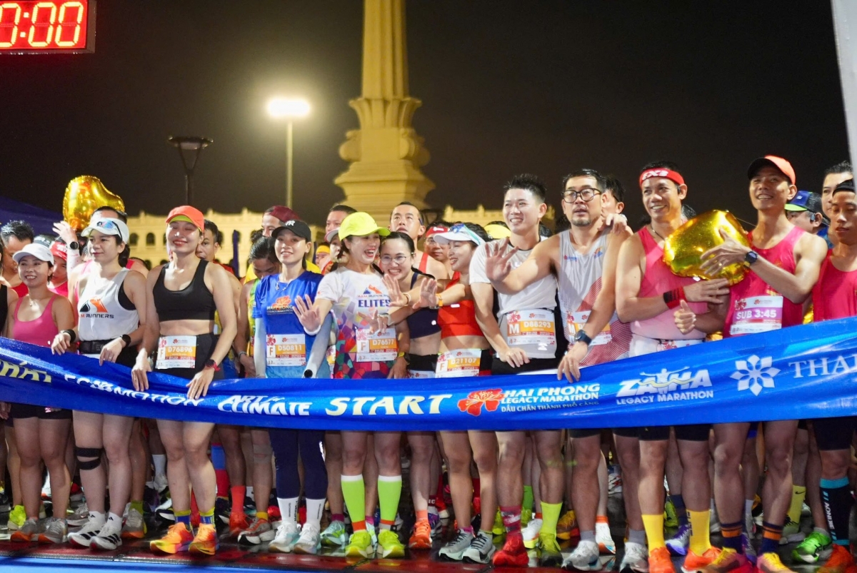 Dù thời tiết không thuận lợi khi mưa lớn xuất hiện và kéo dài, nhưng hàng nghìn runner vẫn có mặt từ rất sớm để khởi động và chuẩn bị cho các cự ly thi đấu. Dù thời tiết không thuận lợi khi mưa lớn xuất hiện và kéo dài, nhưng hàng nghìn runner vẫn có mặt từ rất sớm để khởi động và chuẩn bị cho các cự ly thi đấu.