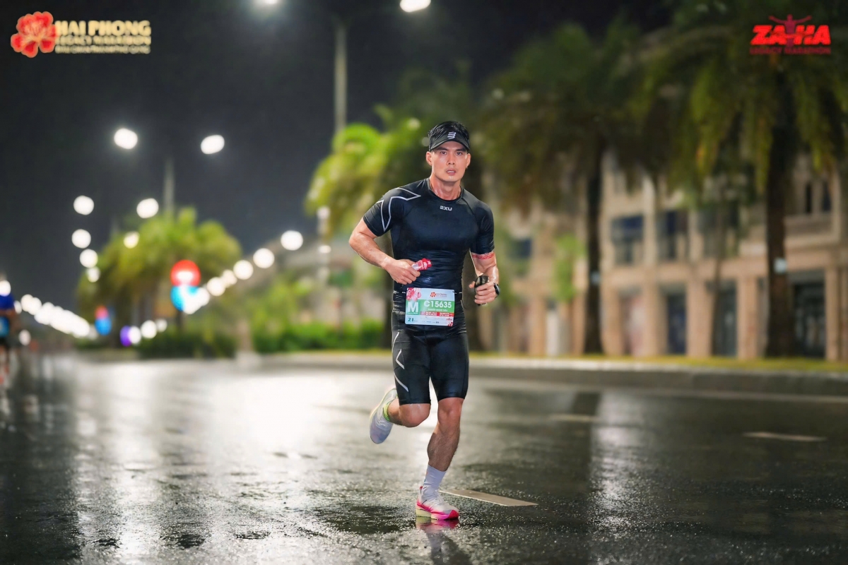 trời mưa, đường trơn nhưng không làm nhụt đi tinh thần của các runner. trời mưa, đường trơn nhưng không làm nhụt đi tinh thần của các runner.