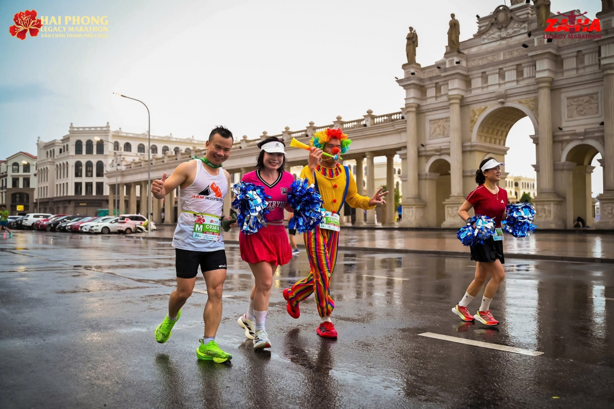 Các runner cosplay những trang phục độc đáo tại giải chạy. Các runner cosplay những trang phục độc đáo tại giải chạy.