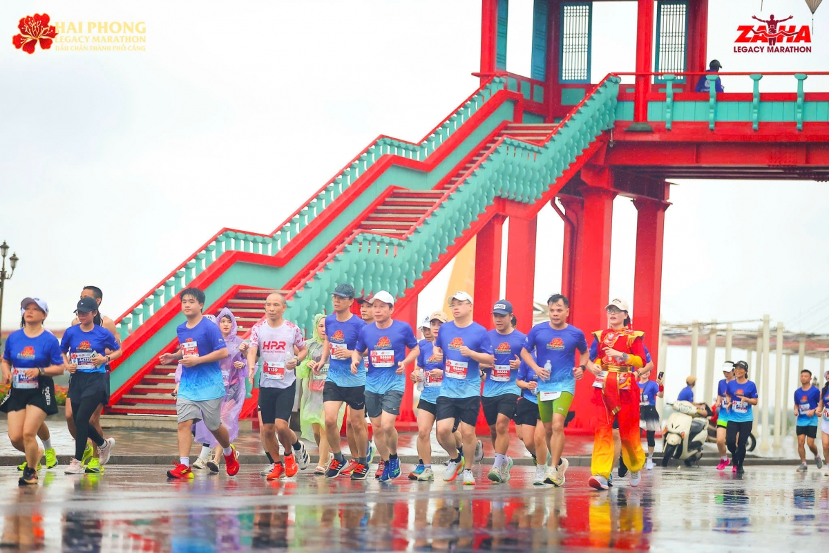 Giữa cơn mưa kéo dài, hình ảnh Phó Thủ tướng hòa mình vào dòng runner trên đường chạy nhận được sự quan tâm lớn từ cộng đồng yêu thể thao. Giữa cơn mưa kéo dài, hình ảnh Phó Thủ tướng hòa mình vào dòng runner trên đường chạy nhận được sự quan tâm lớn từ cộng đồng yêu thể thao.