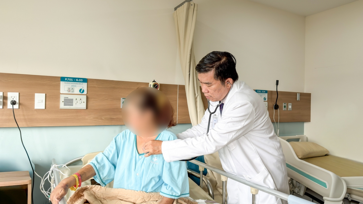BS. Thông thăm khám cho người bệnh sau khi xuất viện BS. Thông thăm khám cho người bệnh sau khi xuất viện