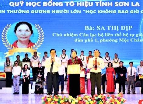 Bà Sa Thị Dịp được tôn vinh tại chương trình Bà Sa Thị Dịp được tôn vinh tại chương trình