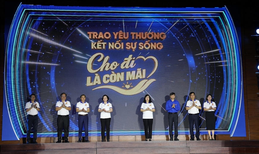 Ủy viên Trung ương Đảng, Phó Thủ tướng Chính phủ Phạm Thị Thanh Trà; Uỷ viên Trung ương Đảng, Bộ trưởng Bộ Y tế Đào Hồng Lan; Uỷ viên dự khuyết Trung ương Đảng, Bí thư Thường trực Trung ương Đoàn Thanh niên Cộng sản Hồ Chí M Ủy viên Trung ương Đảng, Phó Thủ tướng Chính phủ Phạm Thị Thanh Trà; Uỷ viên Trung ương Đảng, Bộ trưởng Bộ Y tế Đào Hồng Lan; Uỷ viên dự khuyết Trung ương Đảng, Bí thư Thường trực Trung ương Đoàn Thanh niên Cộng sản Hồ Chí M