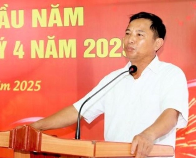 Ông Trần Minh Truyền ở xã Kim Hoa chia sẻ về hiệu quả kinh tế và môi trường khi thực hiện mô hình chăn nuôi theo hướng hữu cơ liên kết với Tập đoàn Quế Lâm. Ông Trần Minh Truyền ở xã Kim Hoa chia sẻ về hiệu quả kinh tế và môi trường khi thực hiện mô hình chăn nuôi theo hướng hữu cơ liên kết với Tập đoàn Quế Lâm.