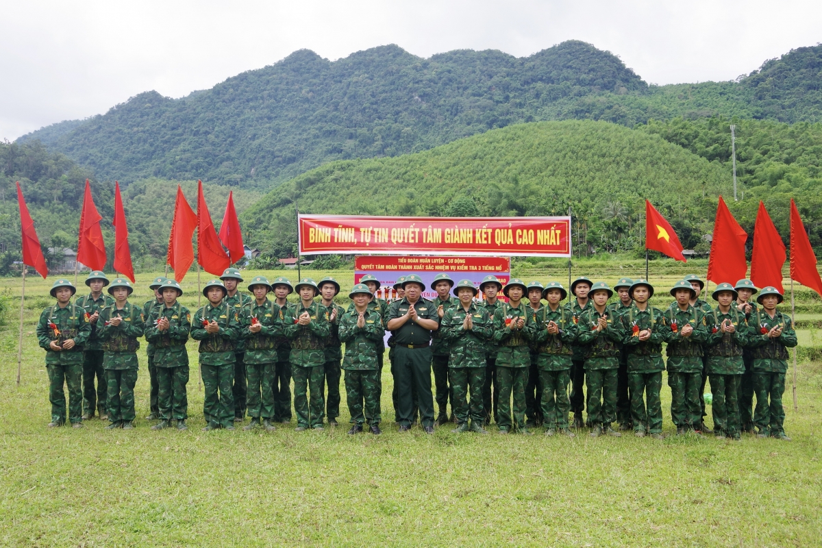 Lãnh đạo Ban Chỉ huy Bộ đội Biên phòng tỉnh Thanh Hóa và Tiểu đoàn Huấn luyện, cơ động gắn hoa chúc mừng chiến sĩ mới đạt thành tích giỏi trong đợt kiểm tra Lãnh đạo Ban Chỉ huy Bộ đội Biên phòng tỉnh Thanh Hóa và Tiểu đoàn Huấn luyện, cơ động gắn hoa chúc mừng chiến sĩ mới đạt thành tích giỏi trong đợt kiểm tra