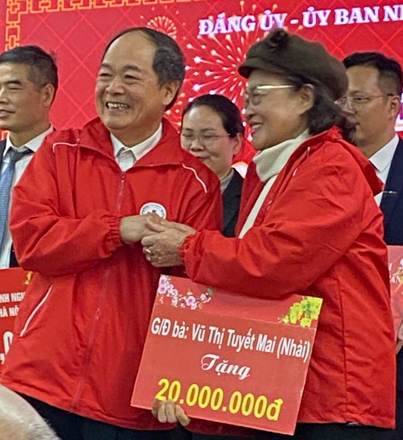 Gia đình bà Vũ Thị Tuyết Mai (Nhài) tặng quà trị giá 20 triệu đồng tới các gia đình khó khăn trong dịp Xuân nhân ái, Tết sẻ chia năm 2025 Gia đình bà Vũ Thị Tuyết Mai (Nhài) tặng quà trị giá 20 triệu đồng tới các gia đình khó khăn trong dịp Xuân nhân ái, Tết sẻ chia năm 2025