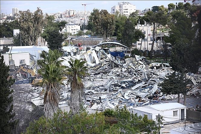 Các lực lượng Israel đưa máy ủi và thiết bị hạng nặng phá dỡ trụ sở UNRWA tại Đông Jerusalem cùng các công trình bên trong, ngày 20/1/2026. Ảnh: THX/TTXVN Các lực lượng Israel đưa máy ủi và thiết bị hạng nặng phá dỡ trụ sở UNRWA tại Đông Jerusalem cùng các công trình bên trong, ngày 20/1/2026. Ảnh: THX/TTXVN