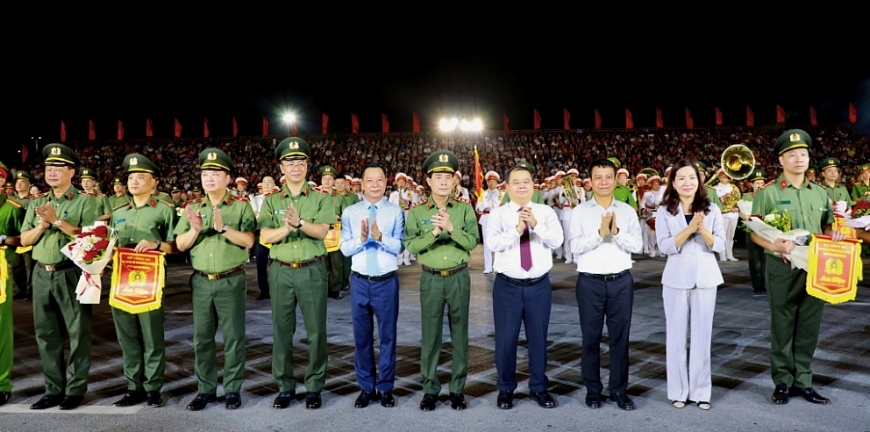 Các đồng chí lãnh đạo Bộ Công an và tỉnh Quảng Ninh trao tặng hoa, cờ lưu niệm cho các đội tuyển tham gia hội thao. Khai mạc Hội thao Quân sự, võ thuật và thể thao