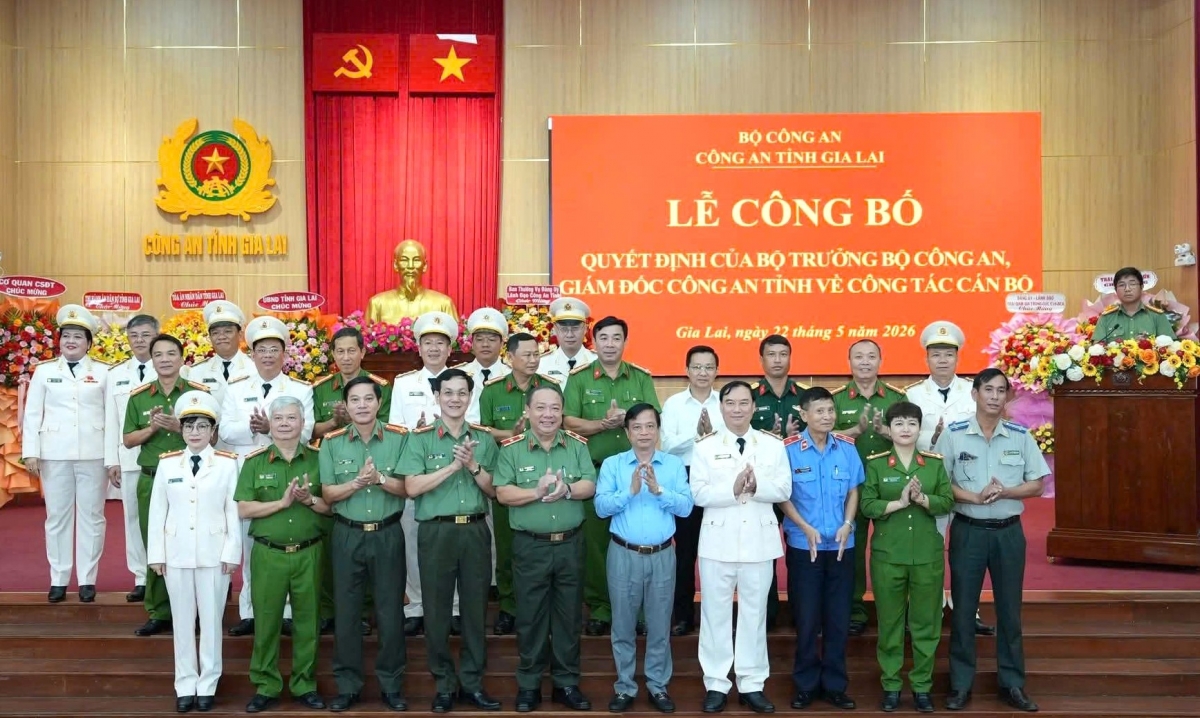 Lãnh đạo UBND tỉnh và Công an tỉnh Gia Lai chụp ảnh lưu niệm cùng các cán bộ được điều động, bổ nhiệm Lãnh đạo UBND tỉnh và Công an tỉnh Gia Lai chụp ảnh lưu niệm cùng các cán bộ được điều động, bổ nhiệm