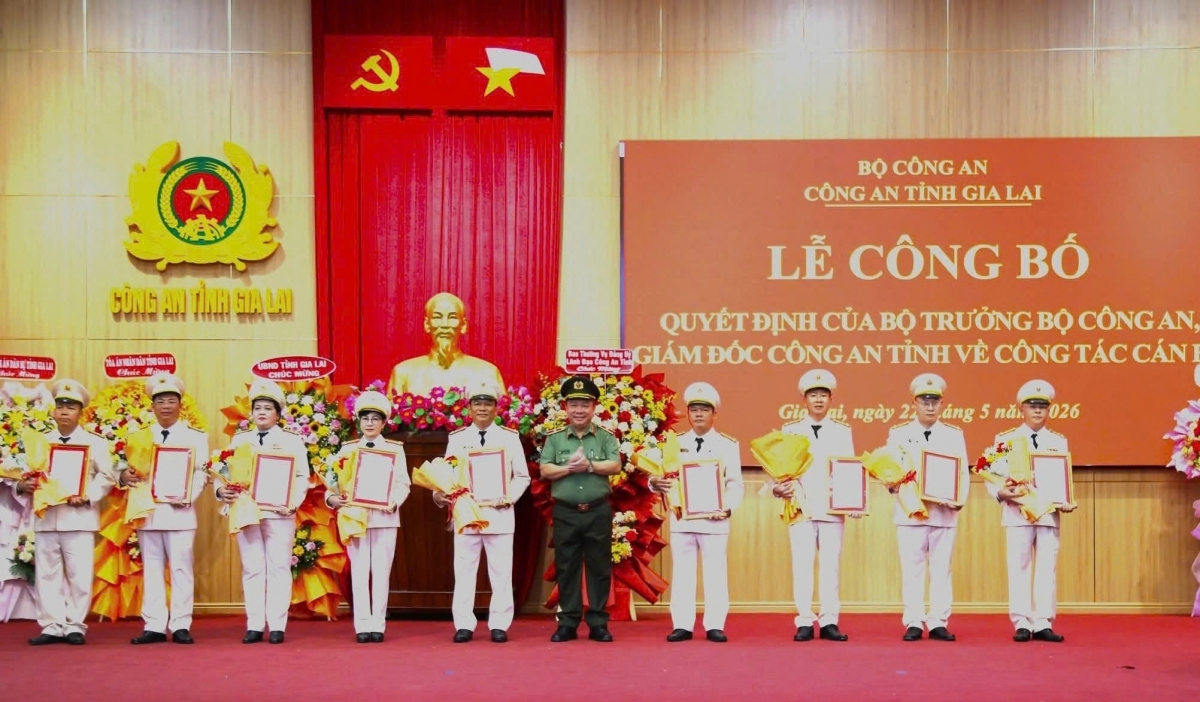 Thiếu tướng Lê Quang Nhân trao quyết định điều động đối với các cán bộ lãnh đạo cấp phòng thuộc Công an tỉnh Gia Lai Thiếu tướng Lê Quang Nhân trao quyết định điều động đối với các cán bộ lãnh đạo cấp phòng thuộc Công an tỉnh Gia Lai