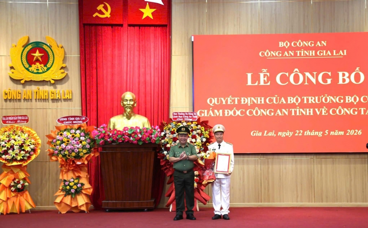Thiếu tướng Lê Quang Nhân trao quyết định bổ nhiệm Đại tá Dương Văn Long, Phó Giám đốc Công an tỉnh, giữ chức danh Điều tra viên cao cấp và Thủ trưởng Cơ quan Cảnh sát điều tra Công an tỉnh Gia Lai Thiếu tướng Lê Quang Nhân trao quyết định bổ nhiệm Đại tá Dương Văn Long, Phó Giám đốc Công an tỉnh, giữ chức danh Điều tra viên cao cấp và Thủ trưởng Cơ quan Cảnh sát điều tra Công an tỉnh Gia Lai