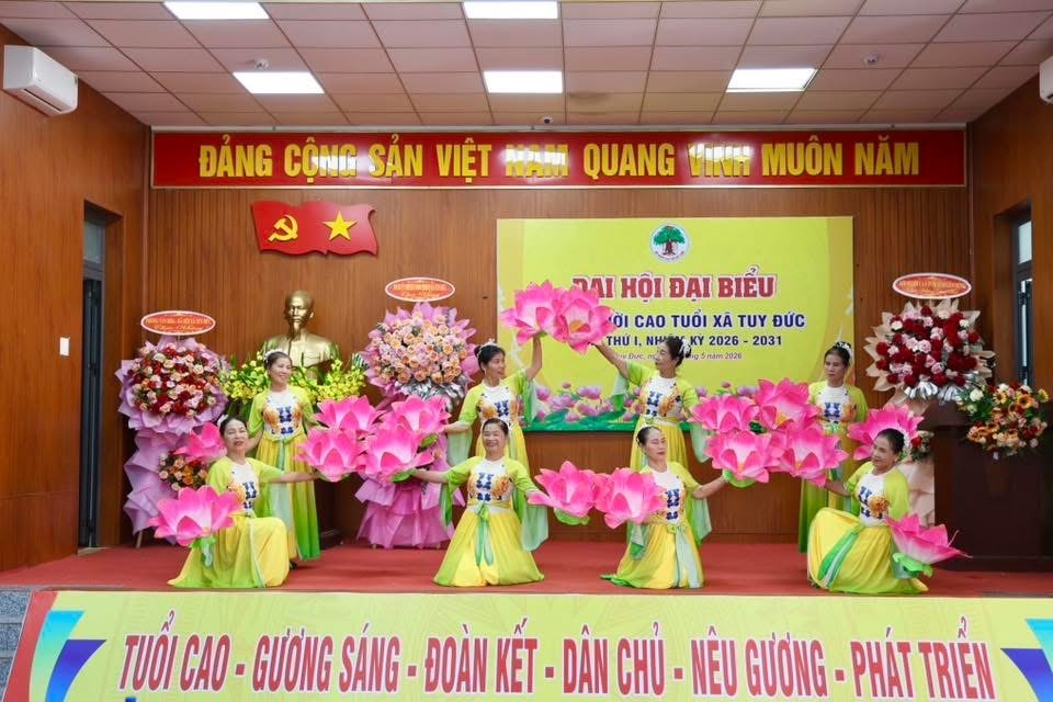 undefined Văn nghệ chào mừng Đại hội Hội Người cao tuổi xã Tuy Đức