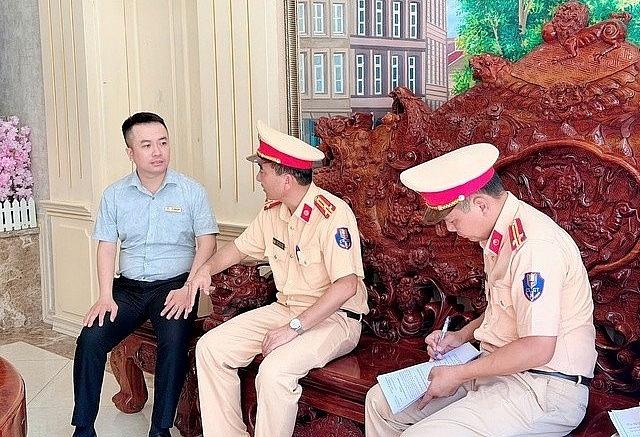 Tuyên truyền và tổ chức ký cam kết tại cơ sở kinh doanh karaoke Ngọc Bội xử lý vi phạm nồng độ cồn