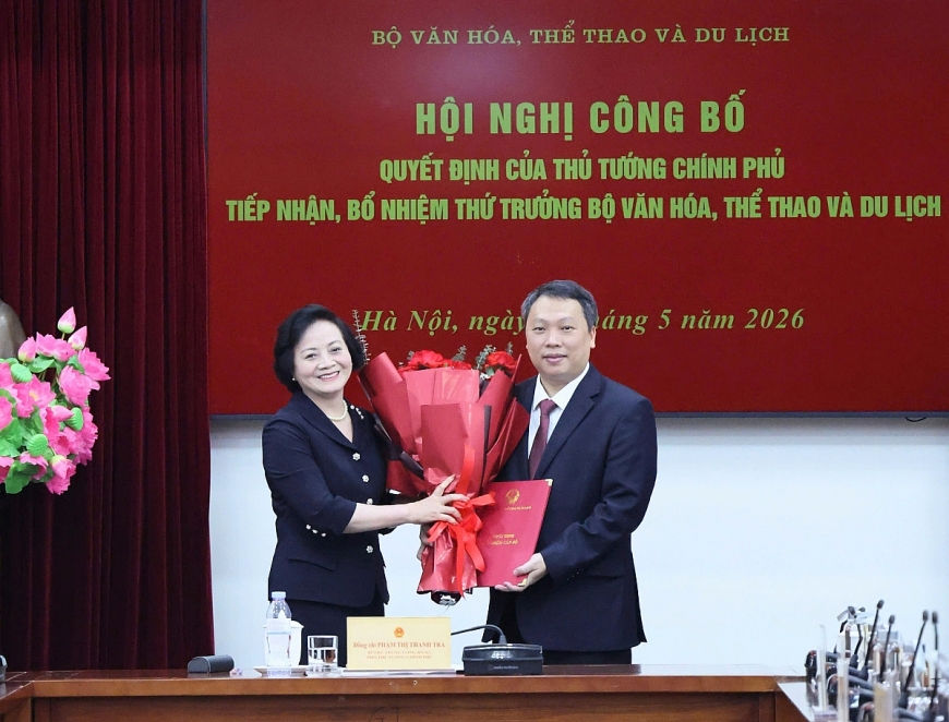 Phó Thủ tướng Phạm Thị Thanh Trà tặng hoa chúc mừng ông Nguyễn Huy Dũng , Ảnh: VGP Phó Thủ tướng Phạm Thị Thanh Trà tặng hoa chúc mừng ông Nguyễn Huy Dũng , Ảnh: VGP