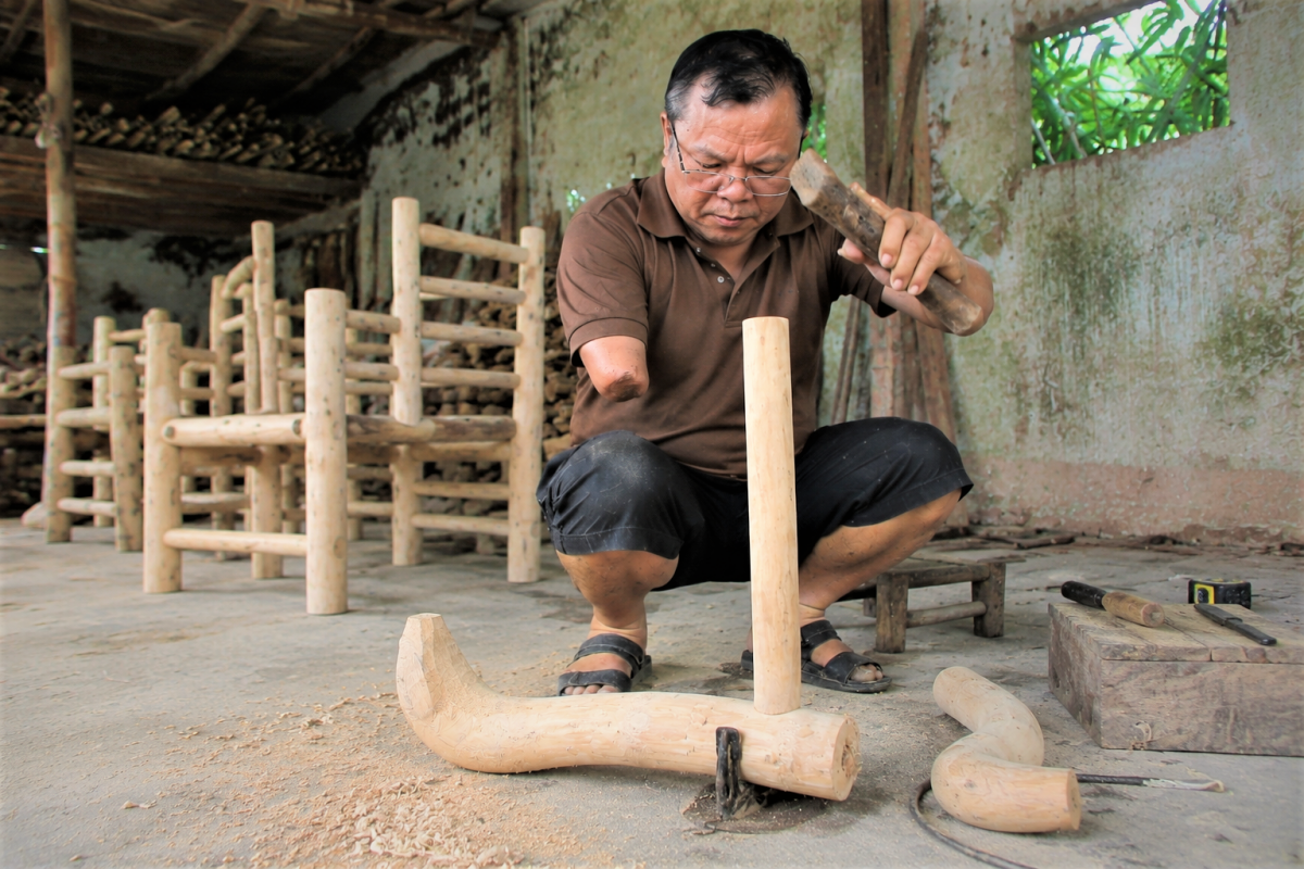 Lão nông “đánh thức” gốc tre ven sông Thu Bồn