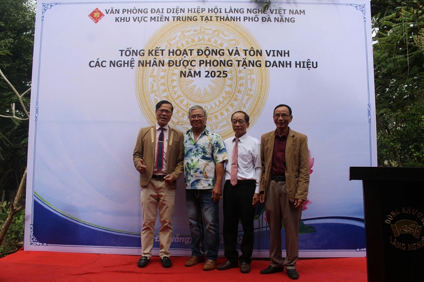 Lão nông “đánh thức” gốc tre ven sông Thu Bồn