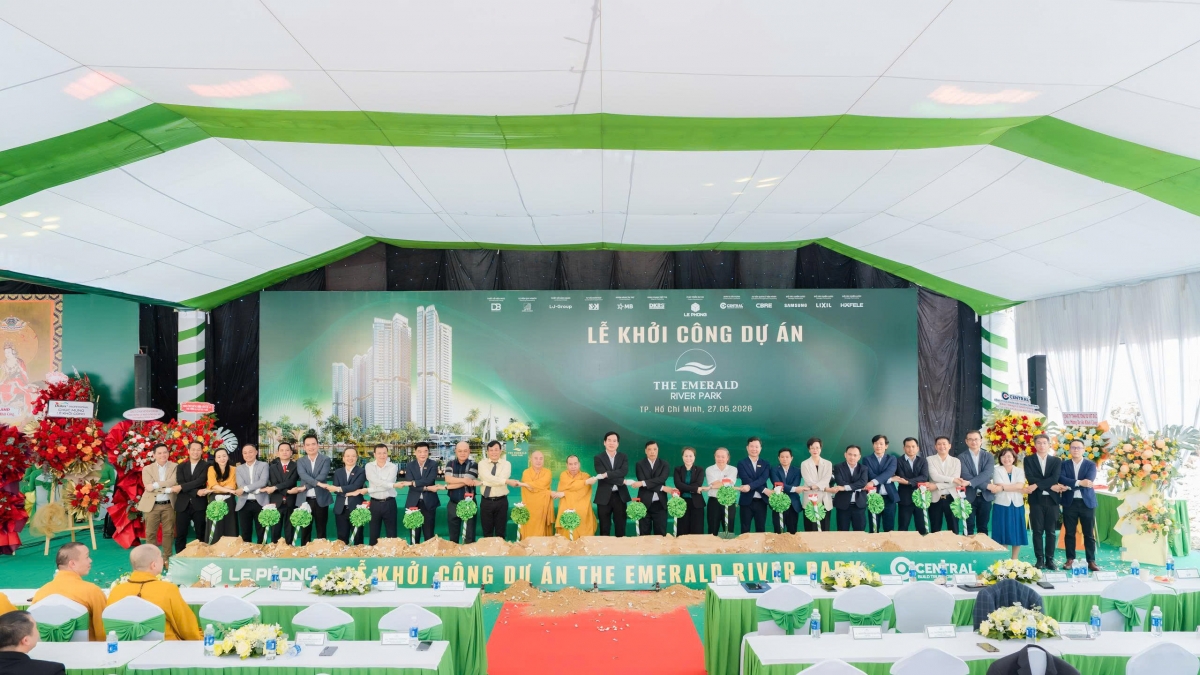 Đại diện nhà phát triển dự án The Emerald River Park cùng các đối tác nắm chặt tay, thể hiện tinh thần đoàn kết và cam kết tập trung toàn bộ nguồn lực để đưa dự án về đích đúng tiến độ với chất lượng tốt nhất Đại diện nhà phát triển dự án The Emerald River Park cùng các đối tác nắm chặt tay, thể hiện tinh thần đoàn kết và cam kết tập trung toàn bộ nguồn lực để đưa dự án về đích đúng tiến độ với chất lượng tốt nhất