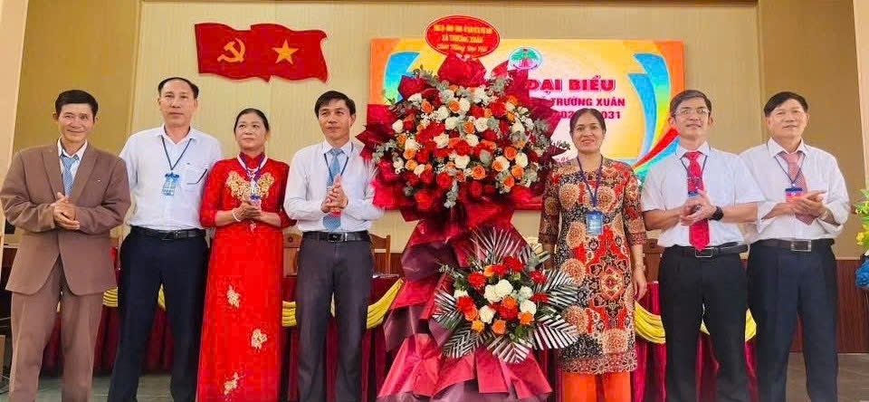 undefined Lãnh đạo xã Trường Xuân tặng hoa cho Đại hội Hội Người cao tuổi