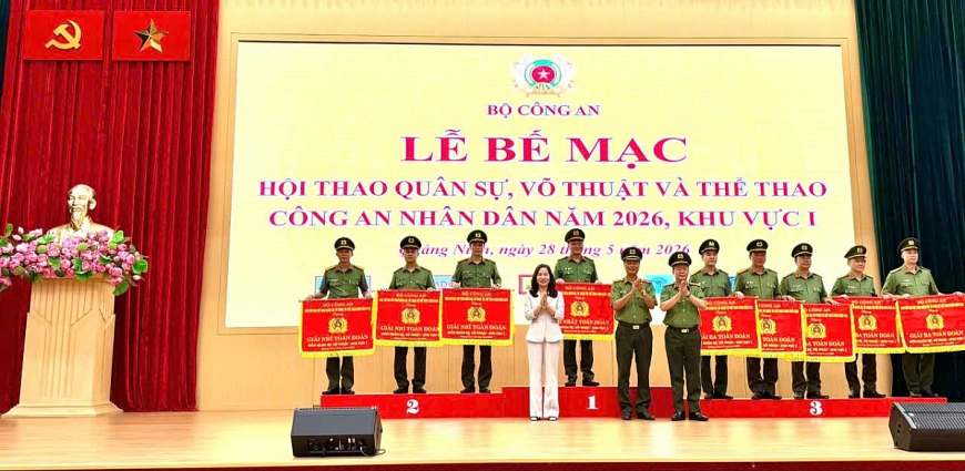 Lãnh đạo Bộ Công an, tỉnh Quảng Ninh và Công an tỉnh Quảng Ninh trao giải Nhất, Nhì và Ba toàn đoàn. Lãnh đạo Bộ Công an, tỉnh Quảng Ninh và Công an tỉnh Quảng Ninh trao giải Nhất, Nhì và Ba toàn đoàn.