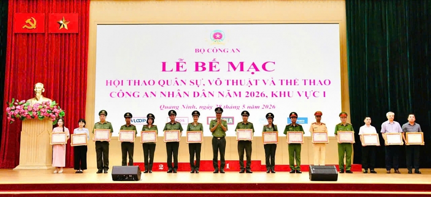 Thiếu tướng Lê Hồng Hiệp, Phó Cục trưởng X03, Phó Trưởng ban Chỉ đạo Hội thao Bộ Công an trao Bằng khen của Bộ Công An cho các tập thể, cá nhân có thành tích trong Hội thao. Thiếu tướng Lê Hồng Hiệp, Phó Cục trưởng X03, Phó Trưởng ban Chỉ đạo Hội thao Bộ Công an trao Bằng khen của Bộ Công An cho các tập thể, cá nhân có thành tích trong Hội thao.