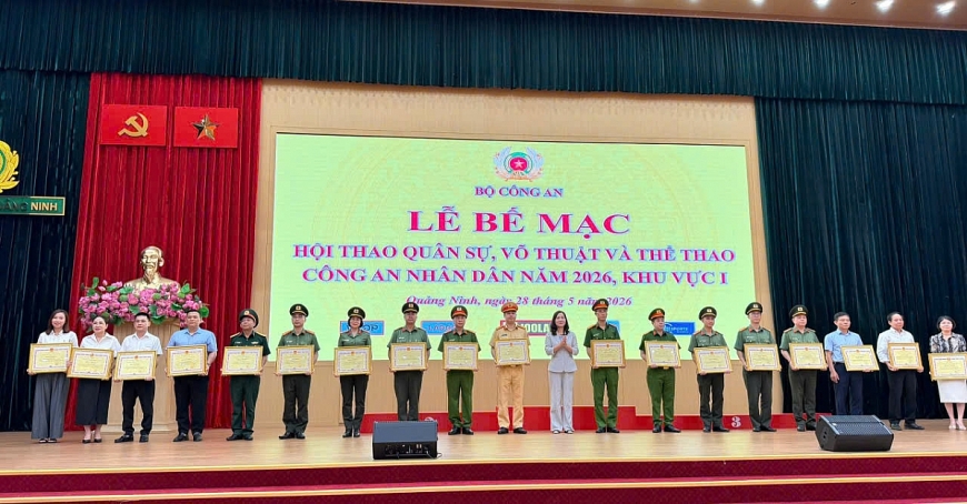 Đồng chí Nguyễn Thị Hạnh, Phó Chủ tịch Ủy ban nhân dân tỉnh Quảng Ninh tặng Bằng khen cho các tập thể, cá nhân có thành tích trong Hội thao. Đồng chí Nguyễn Thị Hạnh, Phó Chủ tịch Ủy ban nhân dân tỉnh Quảng Ninh tặng Bằng khen cho các tập thể, cá nhân có thành tích trong Hội thao.