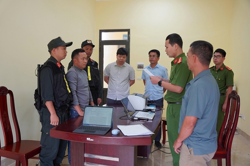 Công an tỉnh Điện Biên đọc lệnh khởi tố vụ án, khởi tố bị can và bắt bị can để tạm giam đối với Giàng A Cu. Công an tỉnh Điện Biên đọc lệnh khởi tố vụ án, khởi tố bị can và bắt bị can để tạm giam đối với Giàng A Cu.