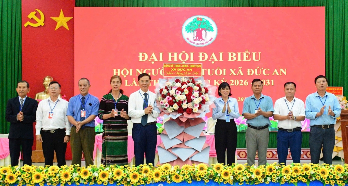 undefined Lãnh đạo xã tặng hoa cho Đại hội Hội Người cao tuổi