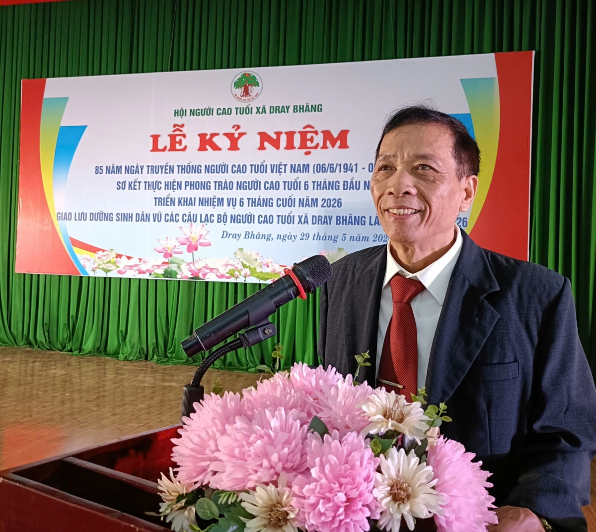ông Nguyễn Hồng Khanh, Chủ tịch Hội NCT xã Dray Bhăng phát biểu khai mạc buổi lễ và ôn lại truyền thống 85 năm ngày truyền thống NCT Việt Nam.