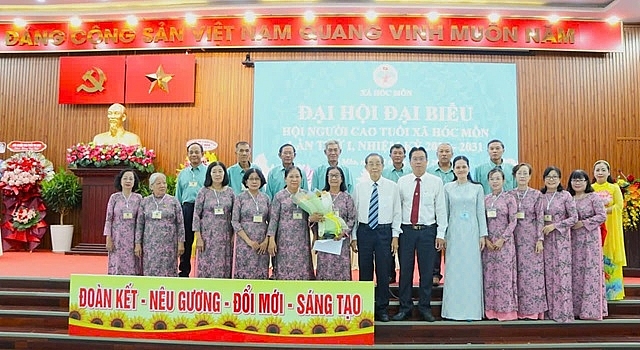 Ông Huỳnh Thành Lập và lãnh đạo địa phương tặng hoa chức mừng Ban Chấp hành Hội NCT xã Hóc Môn khóa mới.