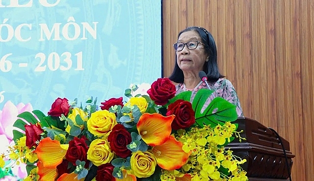 Bà  bà Trịnh Thị Xuân, Chủ tịch Hội NCT xã Hóc Môn khóa mới phát biểu tiếp thu ý kiến chỉ đạo.