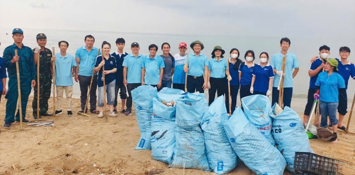 undefined Thu gom rác tại bờ biển làm sạch môi trường