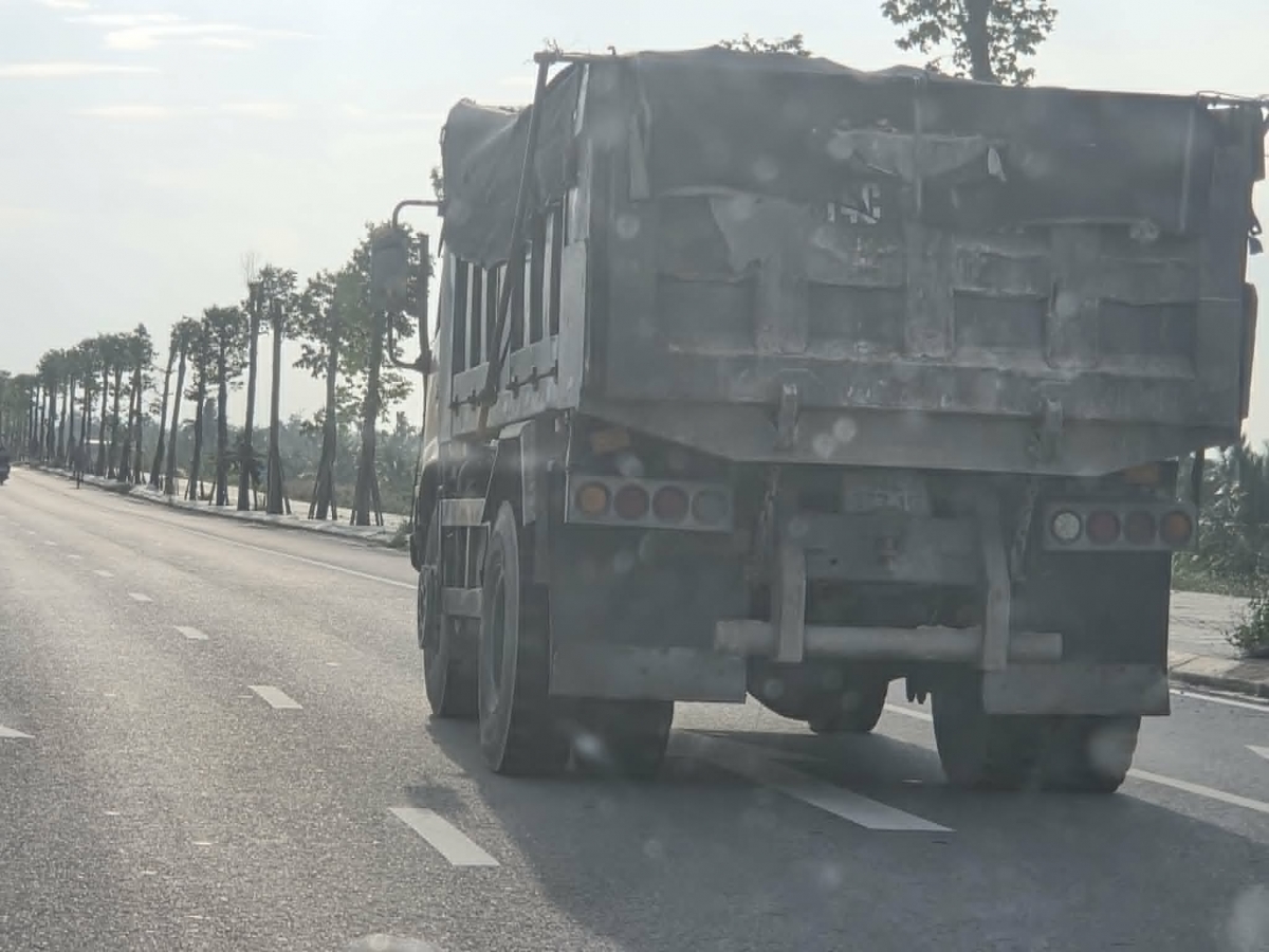 Xe tải chở đất, đá hoạt động trên nhiều tuyến đường