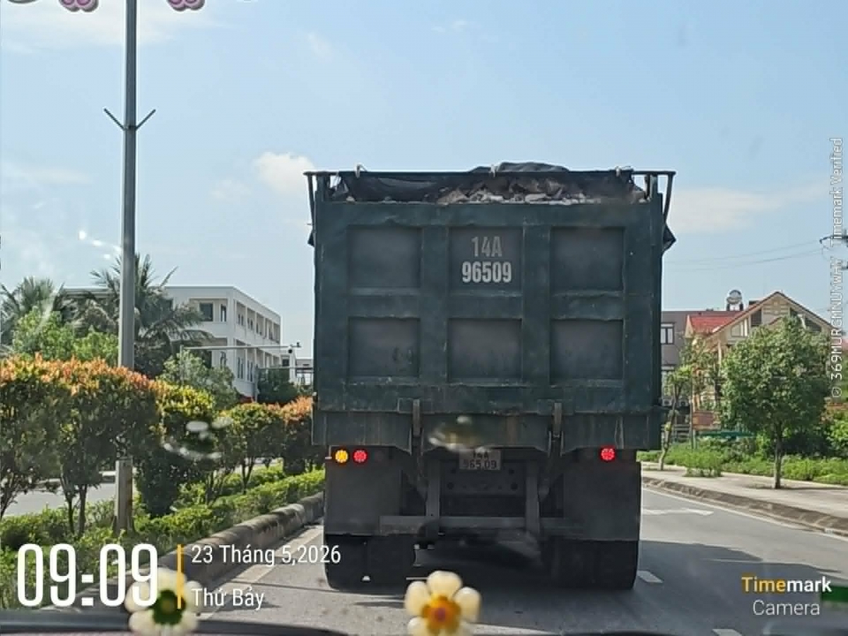 Xe chở đất, đá có dấu hiệu quá khổ, quá tải