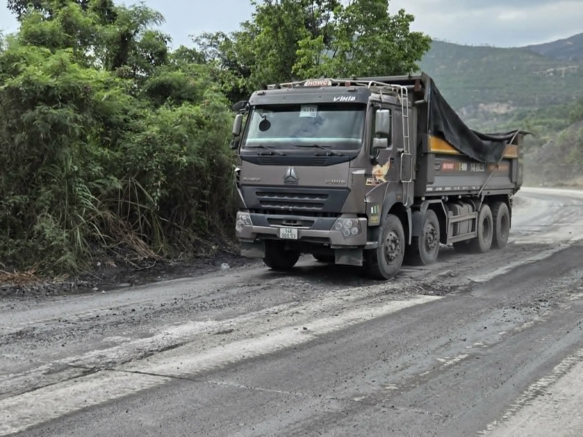 Các xe tải thường xuyên ra vào mỏ 379