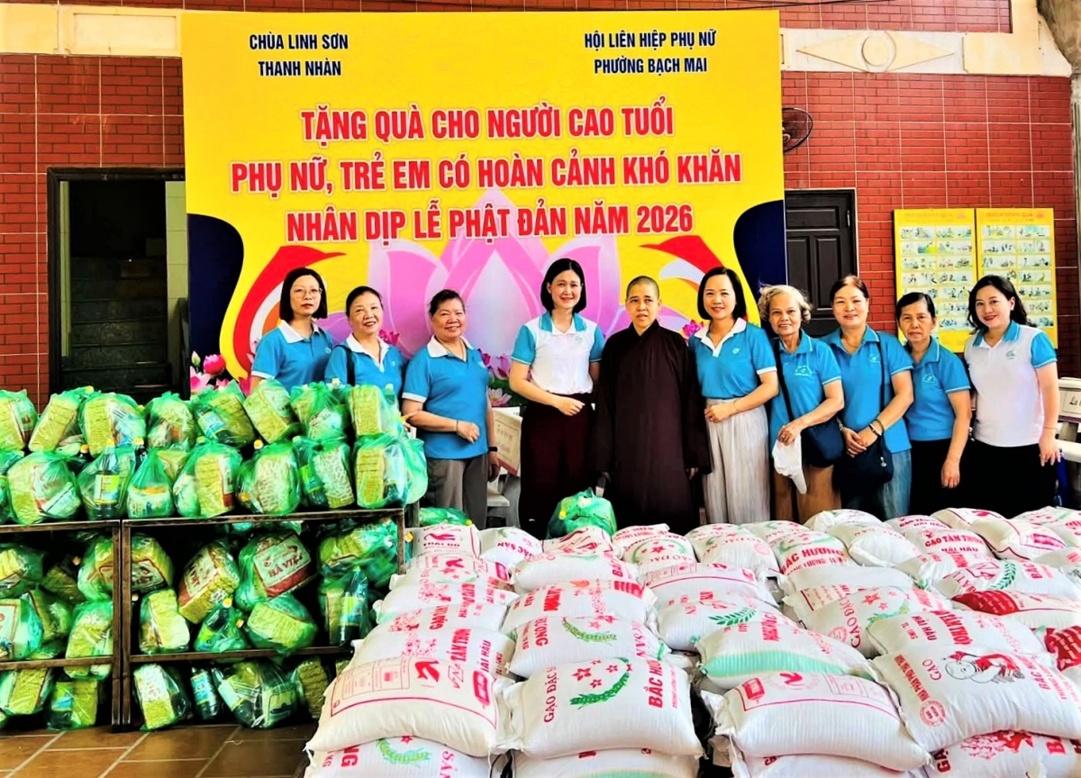 Phường Bạch Mai trao 300 suất quà cho người có hoàn cảnh khó khăn Phường Bạch Mai trao 300 suất quà cho người có hoàn cảnh khó khăn