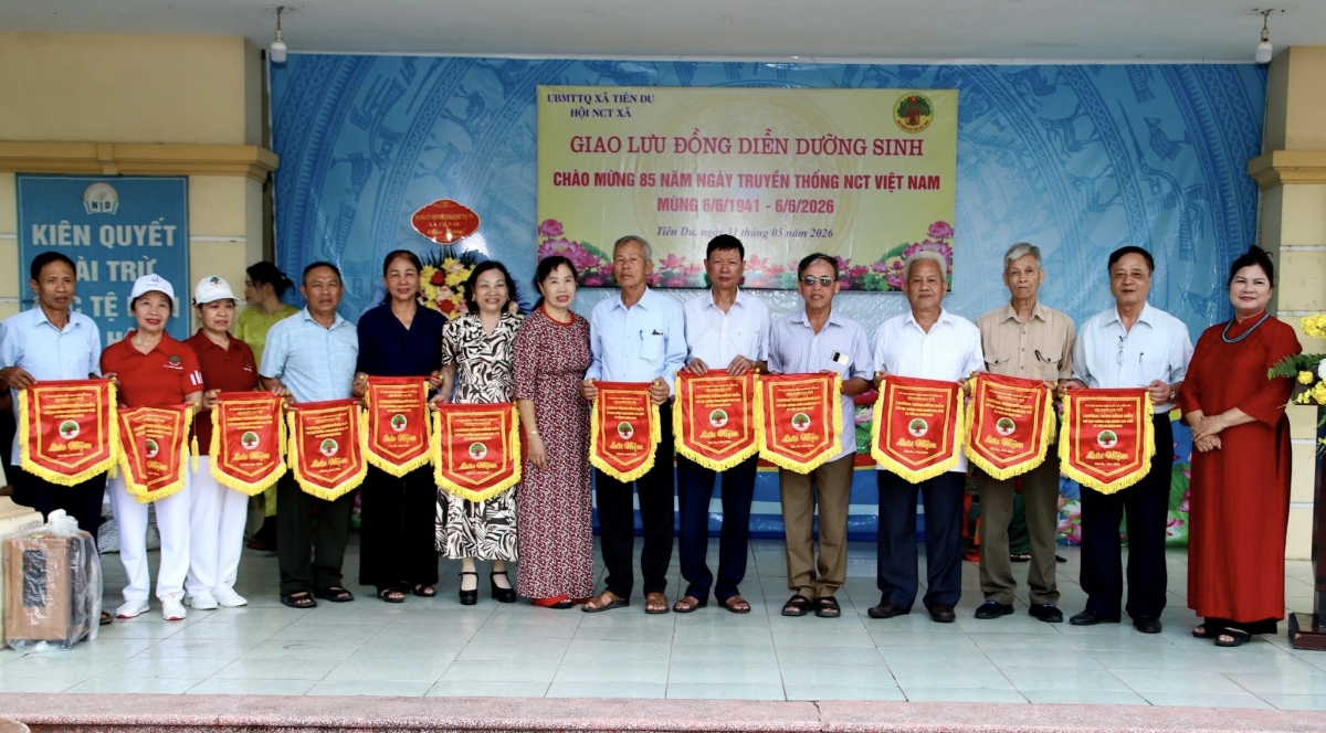 Hội Người cao tuổi xã Tiên Du trao Cờ Lưu niệm cho 12 Chi hội NCT trên địa bàn