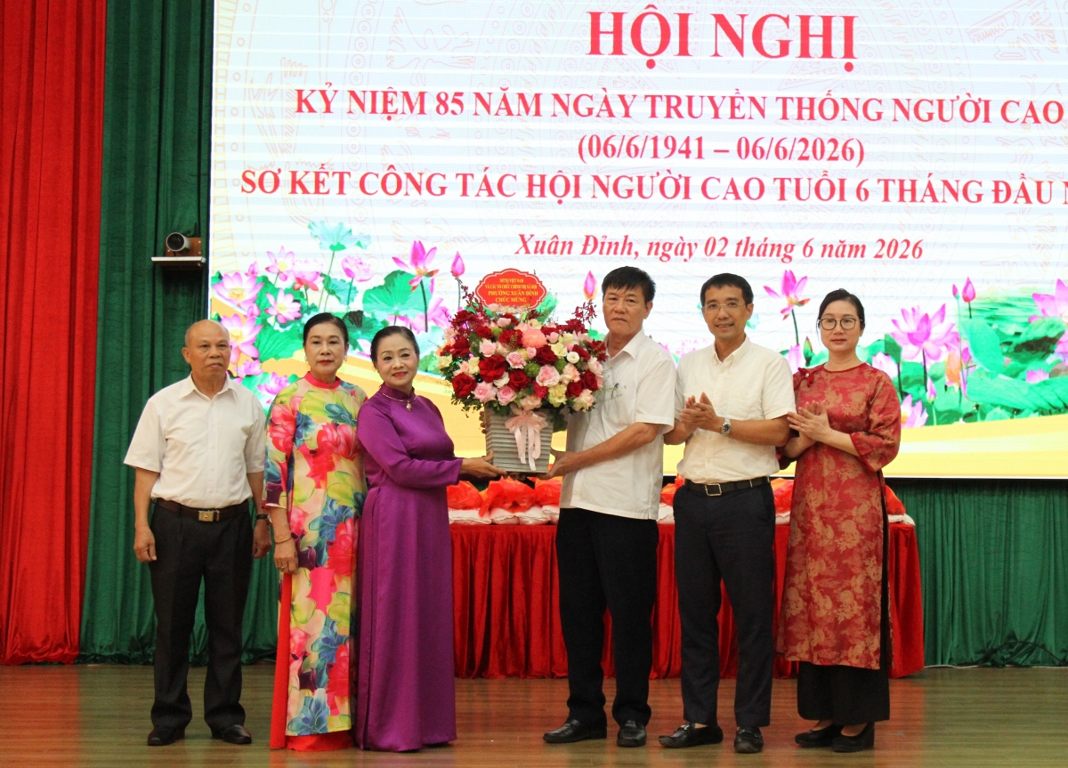Lãnh đạo các Ban, ngành đoàn thể phường tặng hoa chúc mừng