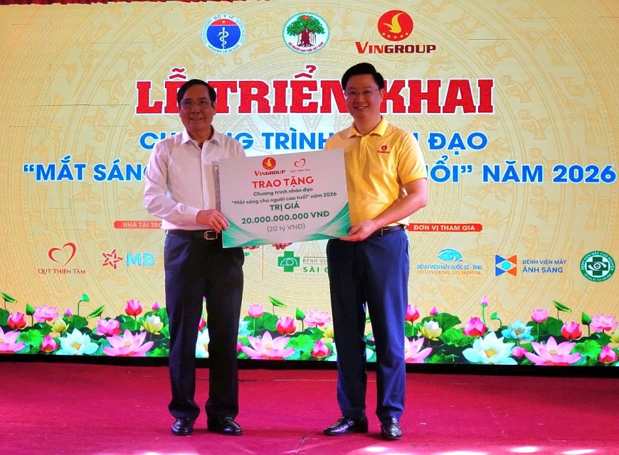 Ông Lý Minh Tuấn, Giám đốc Quỹ Thiện Tâm, Tập đoàn Vingroup trao biểu trưng hỗ trợ chương trình Triển khai Chương trình nhân đạo “Mắt sáng cho người cao tuổi” năm 2026