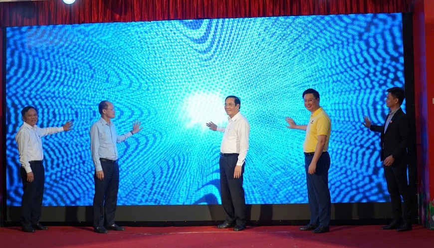 Đại biểu thực hiện nghi thức bấm nút triển khai chương trình Triển khai Chương trình nhân đạo “Mắt sáng cho người cao tuổi” năm 2026