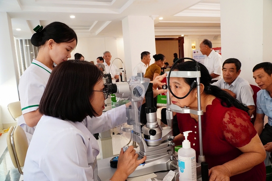 Sau lễ khai mạc, hàng trăm NCT được thăm khám miễn phí để tầm soát các bệnh về mắt. Sau lễ khai mạc, hàng trăm NCT được thăm khám miễn phí để tầm soát các bệnh về mắt.
