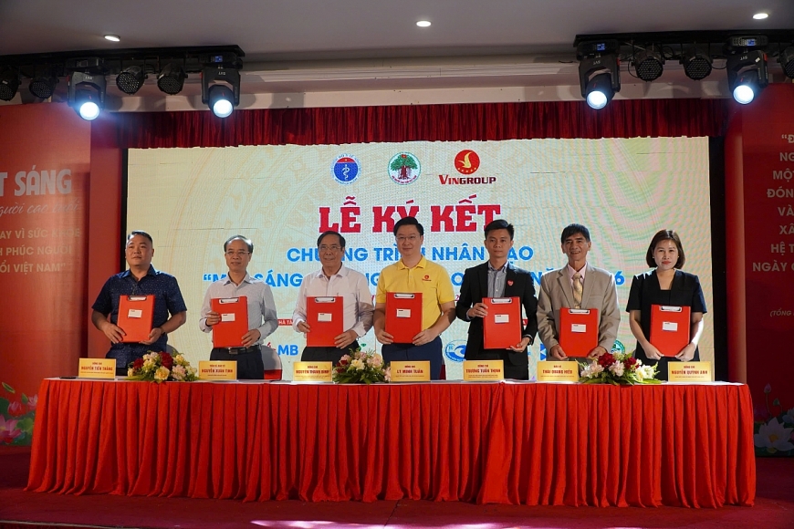 Các nhà tài trợ, các đơn vị đồng hành ký kết thoả thuận đồng hành vì sức khoẻ thị lực cộng đồng. Các nhà tài trợ, các đơn vị đồng hành ký kết thoả thuận đồng hành vì sức khoẻ thị lực cộng đồng.